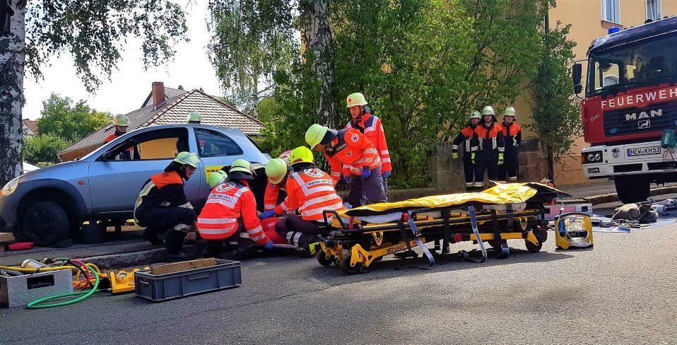 Read more about the article Feuerwehr und Rotes Kreuz zeigen ihre Fähigkeiten bei einer Schauübung